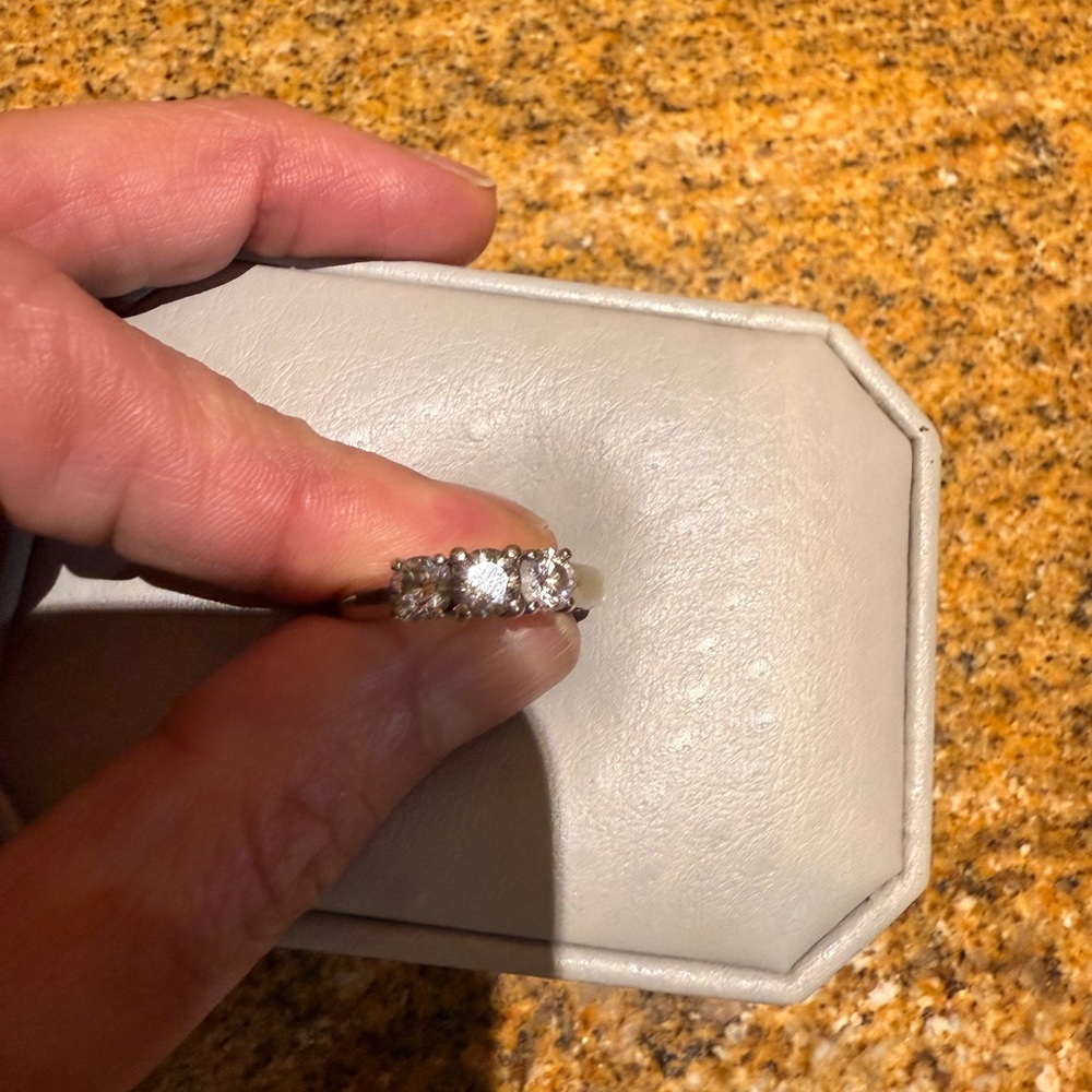 💎.42 ct 3 stone 💍diamond 💎 ring
Classic White Gold Cocktail Ring with 3 Diamonds - Picture 6 of 8